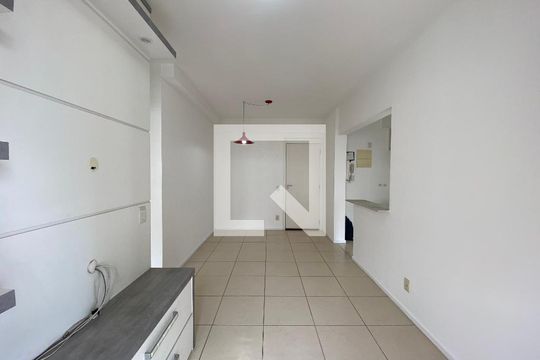 Sala de apartamento para alugar com 2 quartos, 53m² em Del Castilho, Rio de Janeiro