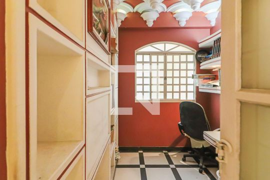 Escritório de casa à venda com 4 quartos, 300m² em Conjunto Residencial Butanta, São Paulo