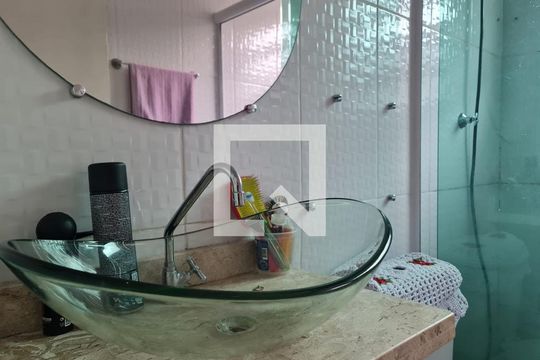 Banheiro social de apartamento para alugar com 2 quartos, 42m² em Jardim Presidente Dutra, Guarulhos