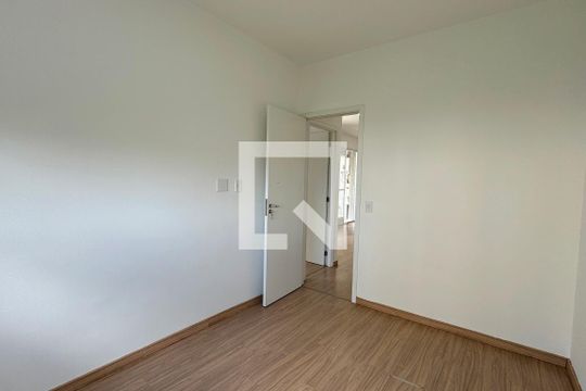 Quarto 2 de apartamento para alugar com 2 quartos, 52m² em Jardim Tupanci, Barueri