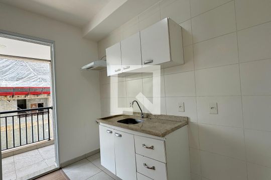 Cozinha de apartamento para alugar com 2 quartos, 52m² em Jardim Tupanci, Barueri