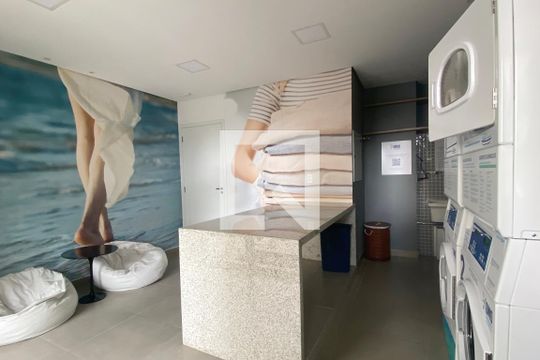 Lavanderia de apartamento para alugar com 2 quartos, 52m² em Jardim Tupanci, Barueri