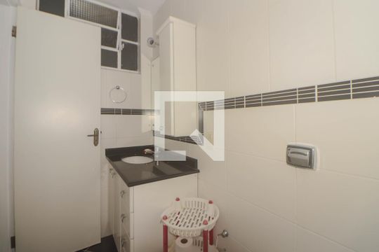 Banheiro de apartamento à venda com 1 quarto, 70m² em São João, Porto Alegre