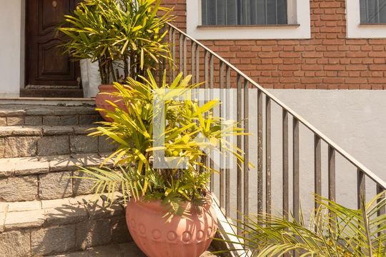 Área externa de casa para alugar com 4 quartos, 172m² em Centro, Embu das Artes