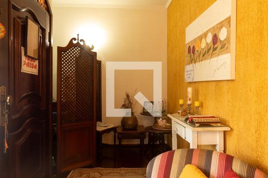 Sala de casa para alugar com 4 quartos, 172m² em Centro, Embu das Artes