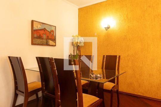 Sala de casa para alugar com 4 quartos, 172m² em Centro, Embu das Artes