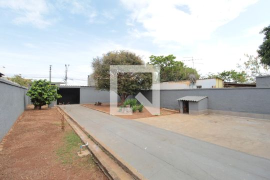 Área Externa de casa para alugar com 3 quartos, 360m² em Letícia, Belo Horizonte