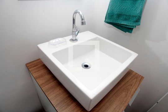 Banheiro de kitnet/studio à venda com 1 quarto, 30m² em Centro Histórico, Porto Alegre