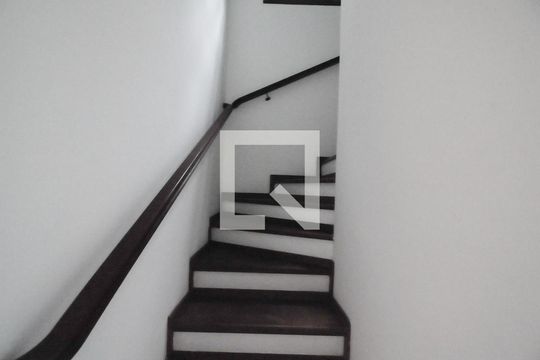 Escada de casa para alugar com 4 quartos, 265m² em Parque Terra Nova Ii, São Bernardo do Campo