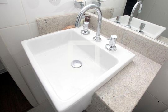 Banheiro de kitnet/studio à venda com 1 quarto, 32m² em Independência, Porto Alegre