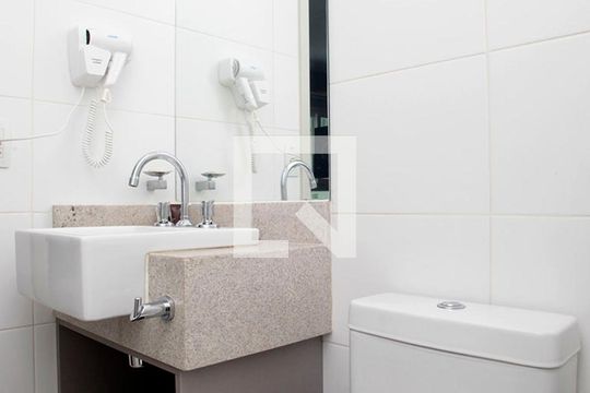Banheiro de kitnet/studio à venda com 1 quarto, 32m² em Independência, Porto Alegre