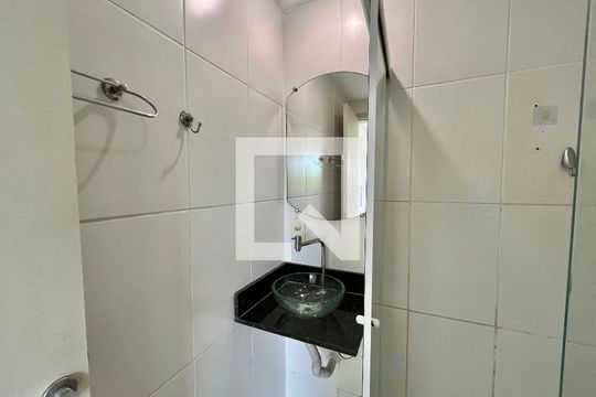 Banheiro de apartamento para alugar com 1 quarto, 40m² em Taquara, Rio de Janeiro