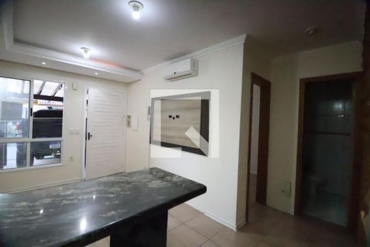 Sala de casa de condomínio à venda com 2 quartos, 80m² em Olaria, Canoas