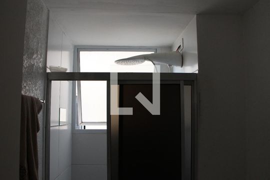 Banheiro de apartamento à venda com 2 quartos, 42m² em Sarandi, Porto Alegre