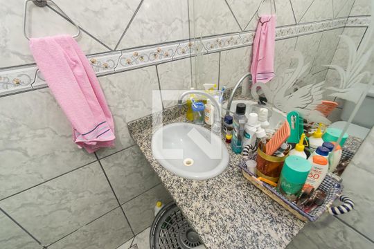 Banheiro de apartamento para alugar com 2 quartos, 60m² em Brás de Pina, Rio de Janeiro