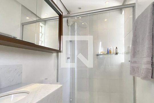 Banheiro de apartamento para alugar com 1 quarto, 960m² em Centro, São Leopoldo