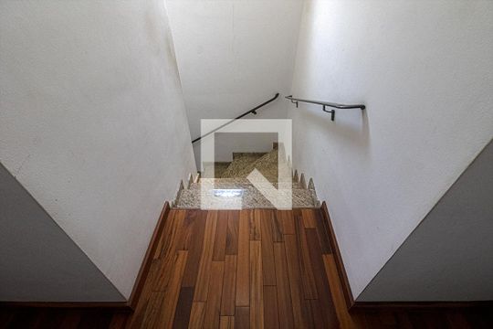 Escada de casa à venda com 4 quartos, 172m² em Vila Nair, São Paulo