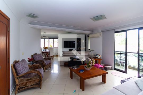 Apartamento para alugar com 4 quartos, 197m² em Jardim Avelino, São Paulo