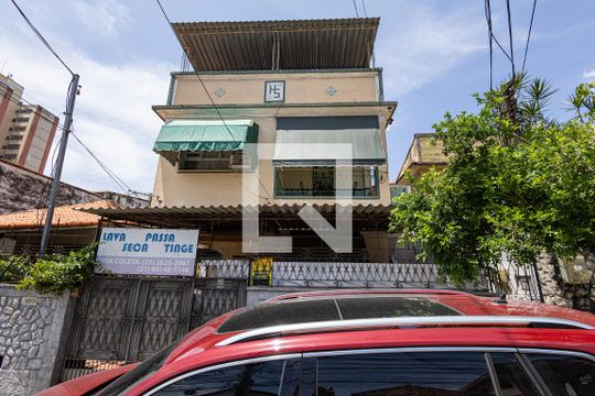 Fachada de casa à venda com 2 quartos, 200m² em Fonseca, Niterói