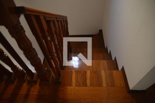 Escada de casa à venda com 3 quartos, 211m² em Jardim Las Vegas, Santo André