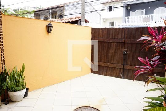 Garagem de casa de condomínio para alugar com 2 quartos, 120m² em Taquara, Rio de Janeiro