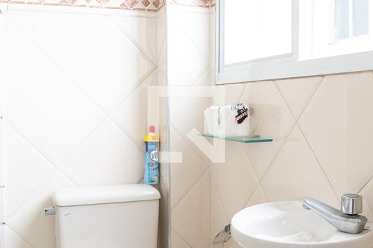 Banheiro de kitnet/studio para alugar com 1 quarto, 35m² em Centro, São Vicente