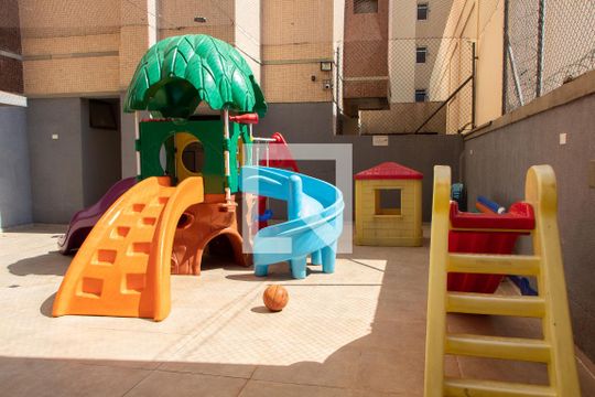 ÁREA COMUM - PLAYGROUND de apartamento à venda com 3 quartos, 114m² em Centro, Campinas