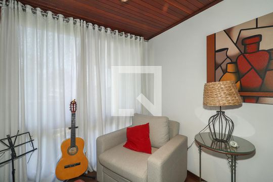 Espaço entre quartos de casa à venda com 3 quartos, 459m² em Três Figueiras, Porto Alegre
