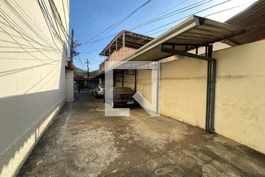 Garagem de casa à venda com 3 quartos, 162m² em Piedade, Rio de Janeiro