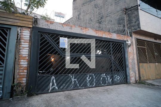 Fachada de casa à venda com 2 quartos, 200m² em Vila California, São Paulo