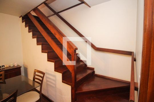 Escada de casa à venda com 3 quartos, 302m² em Partenon, Porto Alegre