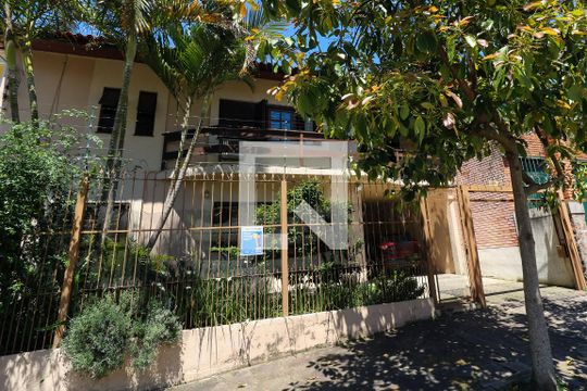 Fachada de casa à venda com 3 quartos, 302m² em Partenon, Porto Alegre
