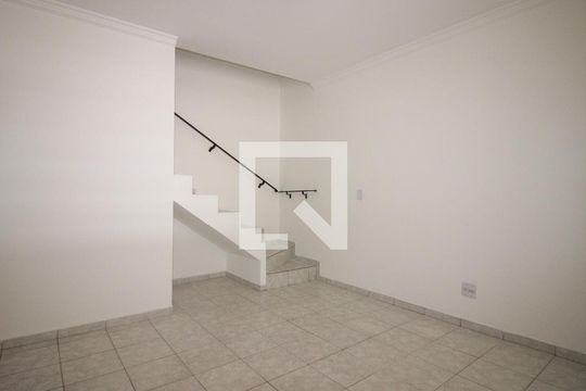 Sala de casa à venda com 2 quartos, 130m² em Vila Olinda, São Paulo