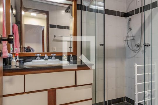 Banheiro de casa de condomínio à venda com 4 quartos, 220m² em Três Figueiras, Porto Alegre