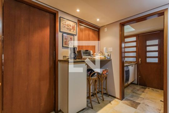 Cozinha de casa de condomínio à venda com 4 quartos, 220m² em Três Figueiras, Porto Alegre