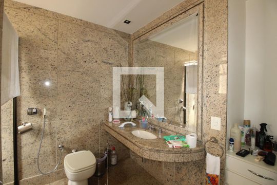 Banheiro  de apartamento à venda com 4 quartos, 276m² em Funcionários, Belo Horizonte