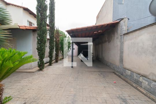 Garagem de casa à venda com 3 quartos, 340m² em Fonte Grande, Contagem