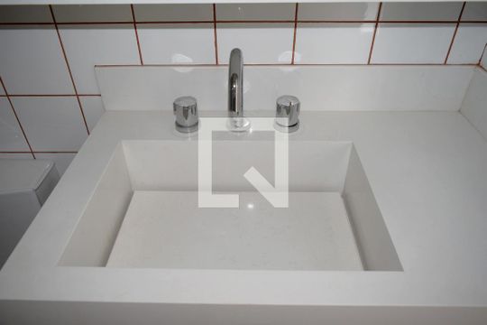 Banheiro de kitnet/studio à venda com 1 quarto, 27m² em Pinheiros, São Paulo