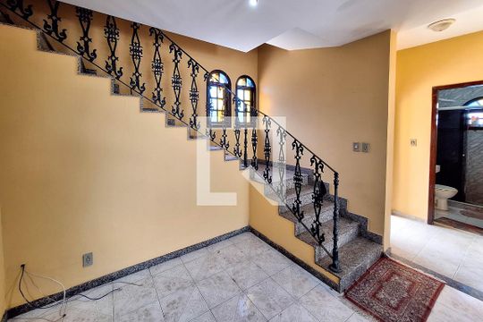 Sala de casa à venda com 4 quartos, 276m² em Maria Paula, Niterói