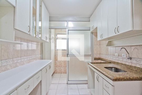 Cozinha de apartamento para alugar com 2 quartos, 59m² em Santa Teresinha, São Paulo
