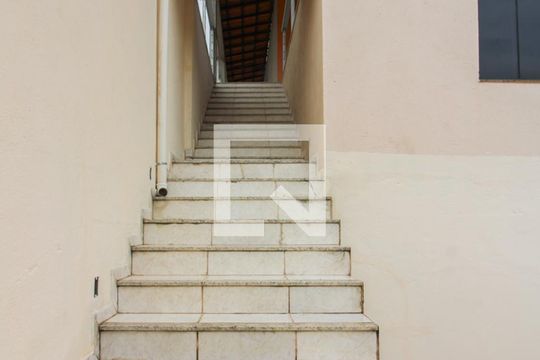 Entrada de casa para alugar com 4 quartos, 145m² em Planalto, Belo Horizonte