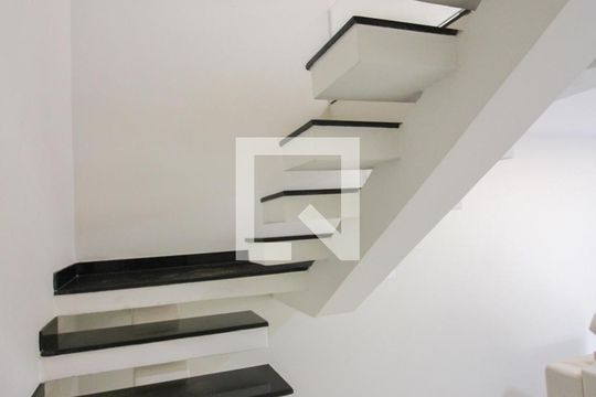Escada de casa para alugar com 4 quartos, 145m² em Planalto, Belo Horizonte