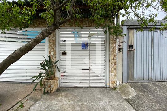 Fachada + plaquinha de casa para alugar com 1 quarto, 50m² em Jardim Triana, São Paulo