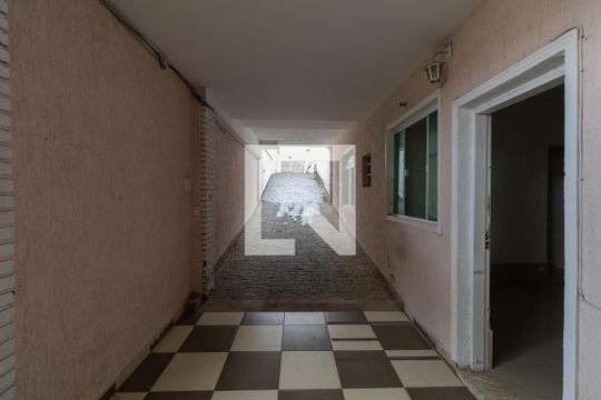 Entrada de casa para alugar com 1 quarto, 50m² em Jardim Triana, São Paulo