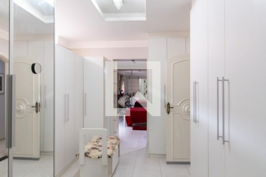 Closet da Suíte 1 de casa para alugar com 4 quartos, 450m² em Vila Rosalia, Guarulhos