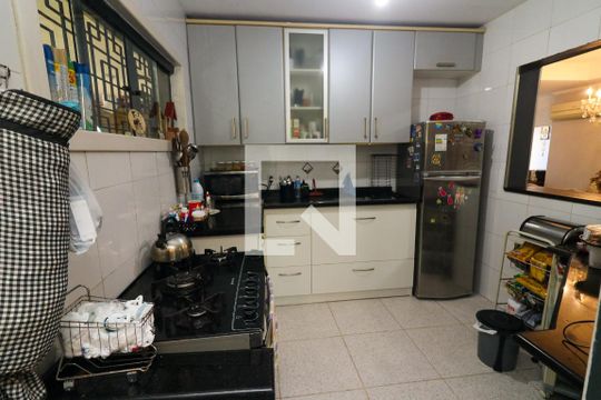 Cozinha de casa de condomínio à venda com 3 quartos, 177m² em Ipanema, Porto Alegre