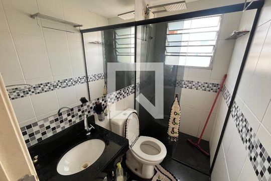 Banheiro de apartamento para alugar com 2 quartos, 48m² em Parque Santa Rosa, Suzano