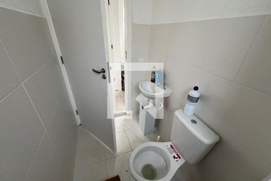 Banheiro de apartamento para alugar com 2 quartos, 52m² em Parque Santa Rosa, Suzano