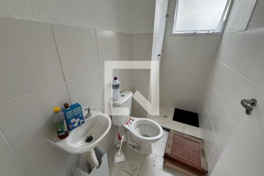 Banheiro de apartamento para alugar com 2 quartos, 52m² em Parque Santa Rosa, Suzano