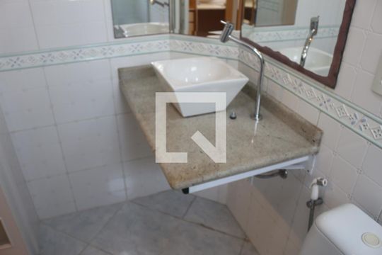 Banheiro da Suíte 1 de apartamento à venda com 2 quartos, 132m² em Osvaldo Cruz, São Caetano do Sul